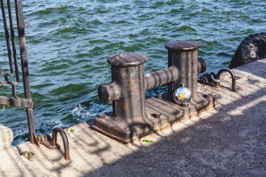 Çiftler baba demir ve beton deniz demir kavanozu yuvarlak