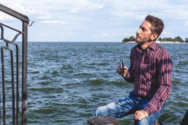 Baba demirleme Nehri üzerinde oturmuş sakallı