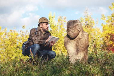 Bilimsel tarihçi Höyük üzerinde taş heykel açıklar