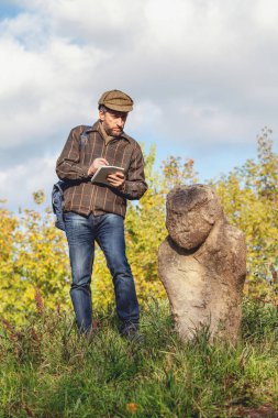 Bilimsel tarihçi Höyük üzerinde taş heykel açıklar