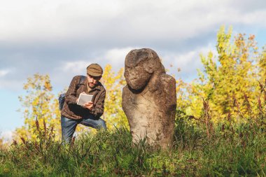 Bilimsel tarihçi Höyük üzerinde taş heykel açıklar