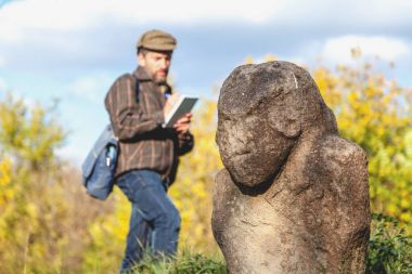 Bilimsel tarihçi Höyük üzerinde taş heykel açıklar