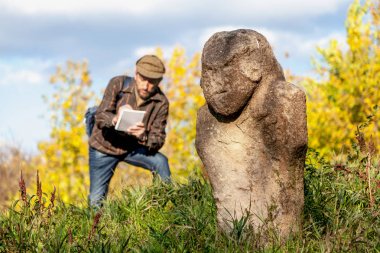 Bilimsel tarihçi Höyük üzerinde taş heykel açıklar