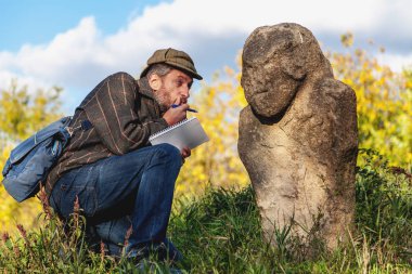 Bilimsel tarihçi Höyük üzerinde taş heykel açıklar