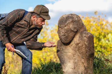 Bilimsel tarihçi Höyük üzerinde taş heykel açıklar