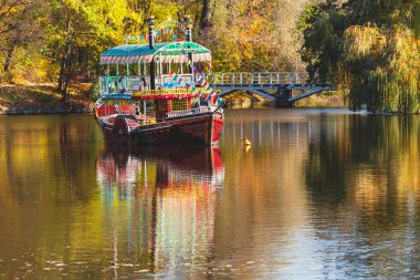 Nehrin ortasında akıllı zevk tekne yüzen