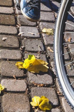 Bisiklet pedalı sonbahar Köprüsü'nde spor ayakkabı ayak