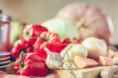 Ampul, kırmızı biber ve havuç gemide yalan