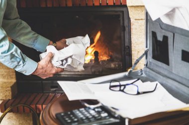 İşadamı firepla durumda önemli belgelerden yok