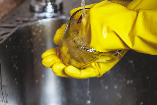 Händer i gula gummihandskar tvätta tekoppar — Stockfoto