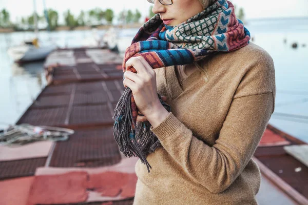 Kız iskelede duran ve eşarp bağlama