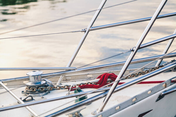 узкий нос лодки с поручнями
