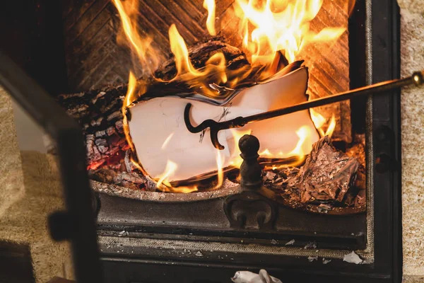 Folhas de papel queimando no fogo da lareira . — Fotografia de Stock