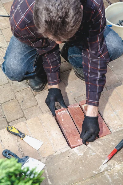 Mason installe de nouvelles briques dans une ancienne maçonnerie — Photo