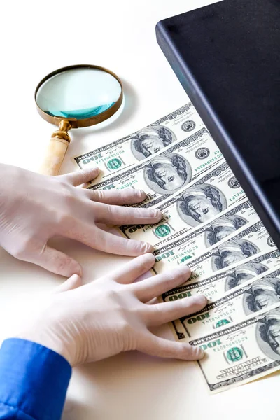 Τα χέρια με γάντια Ελέγξτε τους λογαριασμούς δολαρίων στον ανιχνευτή — Φωτογραφία Αρχείου