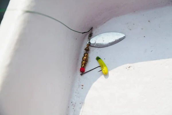 Cucchiaio di filatura con gancio lungo si trova sul fondo della barca — Foto Stock