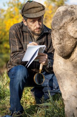 bilim adamı ve tarihçi, açıklar taş heykel mo üzerinde oturan