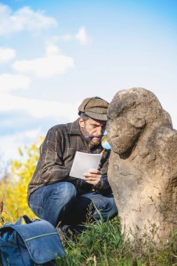 Bilimsel tarihçi Büyüteç taş scu inceler