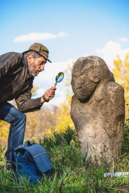 Bilimsel tarihçi Büyüteç taş scu inceler