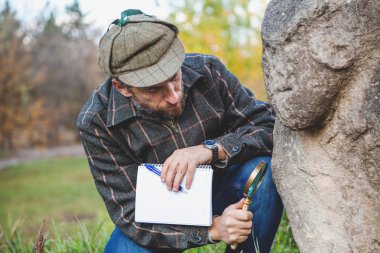 Bilimsel tarihçi Büyüteç taş scu inceler