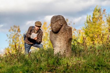 Bilimsel tarihçi Höyük üzerinde taş heykel açıklar