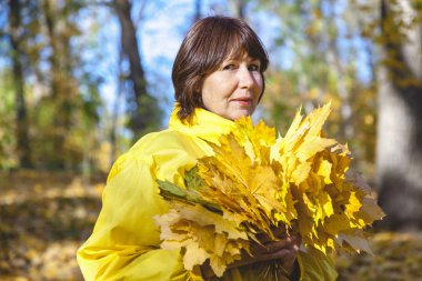 Yaşlı çekici kadın yüzünü kucak sarı au arkasında saklanıyor