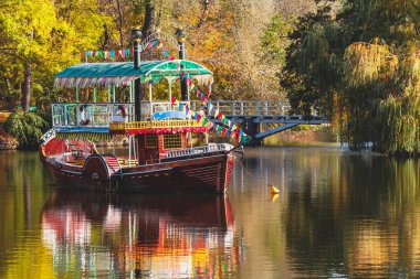 Nehrin ortasında akıllı zevk tekne yüzen