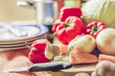 Ampul, kırmızı biber ve havuç gemide yalan