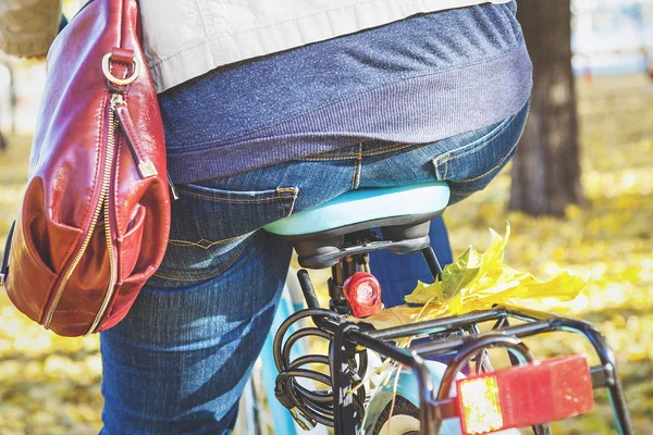 Herbst-Radtour. Umgestürzte Ahornblätter auf Kofferraum des Fahrrads — Stockfoto