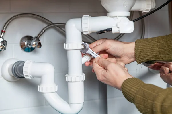 Repair of kitchen weir with wrench — Stock Photo, Image