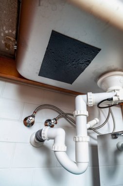 Yapılı-içinde metal mutfak lavabo. Alt görünümü