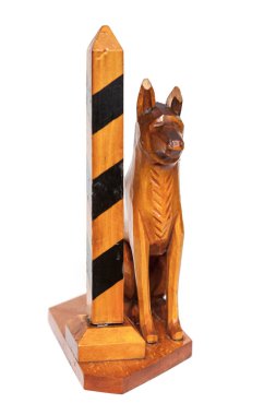 Beyaz arka plan üzerinde ahşap köpek ve sınır ayağı
