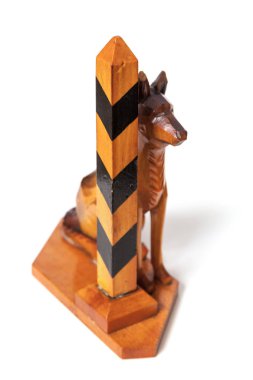 Beyaz arka plan üzerinde ahşap köpek ve sınır ayağı