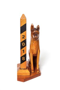 Beyaz arka plan üzerinde ahşap köpek ve sınır ayağı