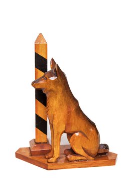 Beyaz arka plan üzerinde ahşap köpek ve sınır ayağı