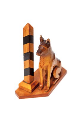 Beyaz arka plan üzerinde ahşap köpek ve sınır ayağı