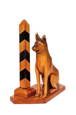 Beyaz arka plan üzerinde ahşap köpek ve sınır ayağı