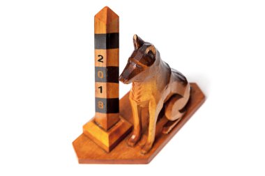 Beyaz arka plan üzerinde ahşap köpek ve sınır ayağı