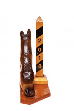 Beyaz arka plan üzerinde ahşap köpek ve sınır ayağı