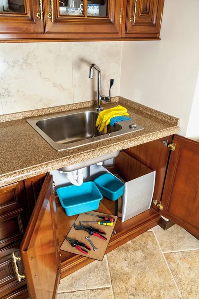 Reparação de lavagem construída na cozinha moderna — Fotografia de Stock