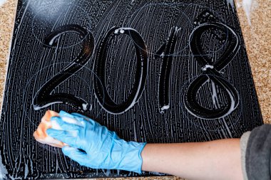 2018. numaraları köpük yüzeyinde yazılır
