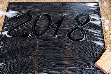 2018. numaraları köpük yüzey üzerine yazılır