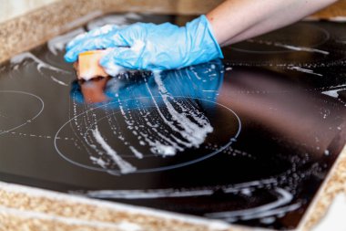 Yumuşak sünger ile yıkama elektrik sobası