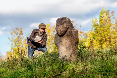 Bilimsel tarihçi Höyük üzerinde taş heykel açıklar