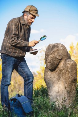 Bilimsel tarihçi Büyüteç taş scu inceler