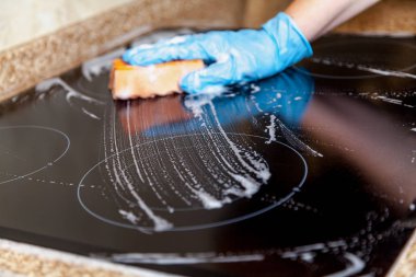 Yumuşak sünger ile yıkama elektrik sobası