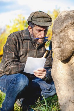 Bilimsel tarihçi Büyüteç taş scu inceler