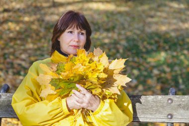 Düşen akçaağaç tutan güzel büyük kadın bırakır