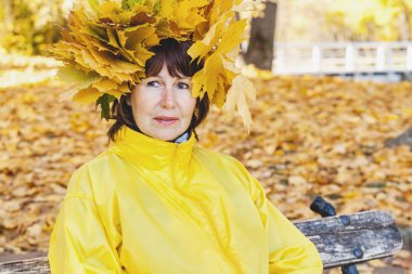 Güzel Olgun kadın akçaağaç çelenk ile büyük yaprakları