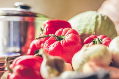 Ampul, kırmızı biber ve havuç gemide yalan